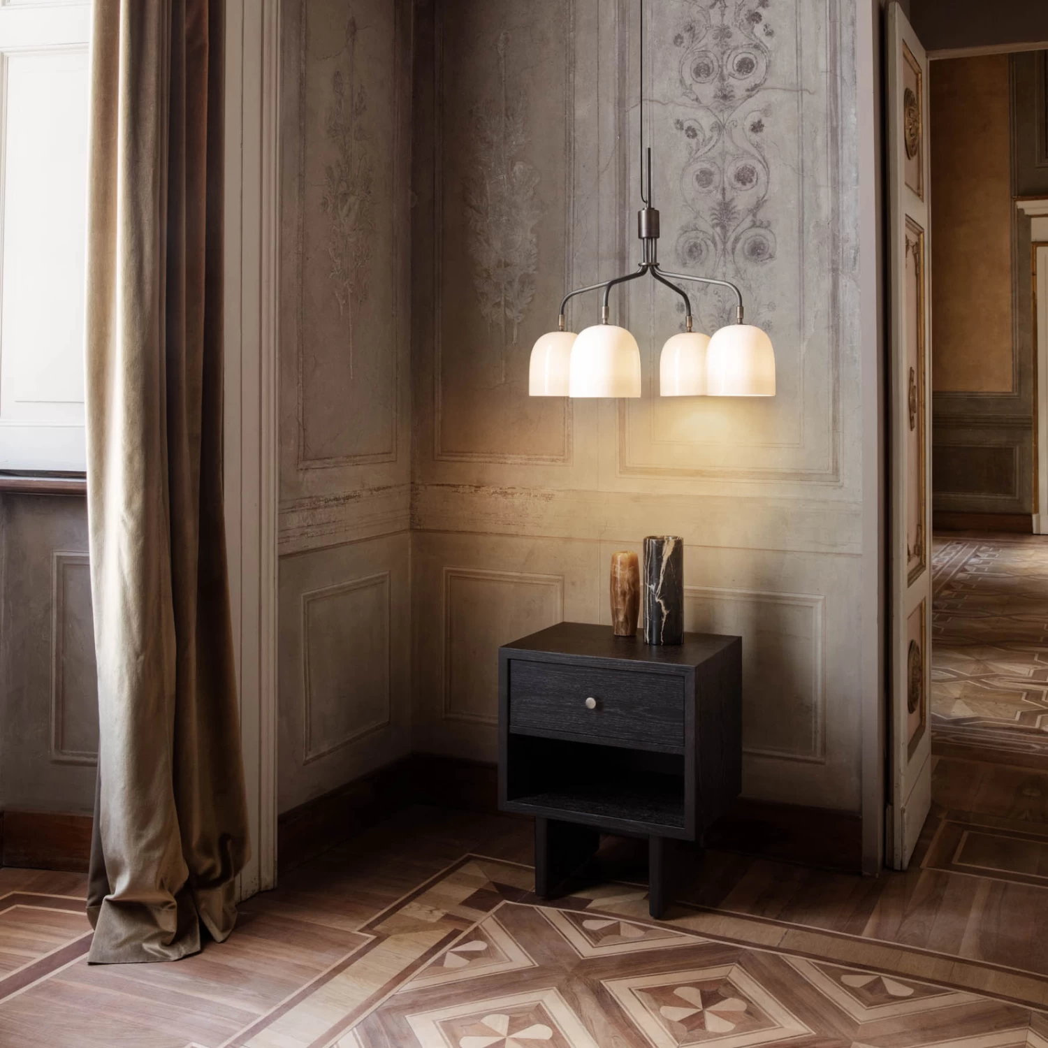 GUBI Howard Kronleuchter Short 4-flg Gunmetal/weiß – Bild 3