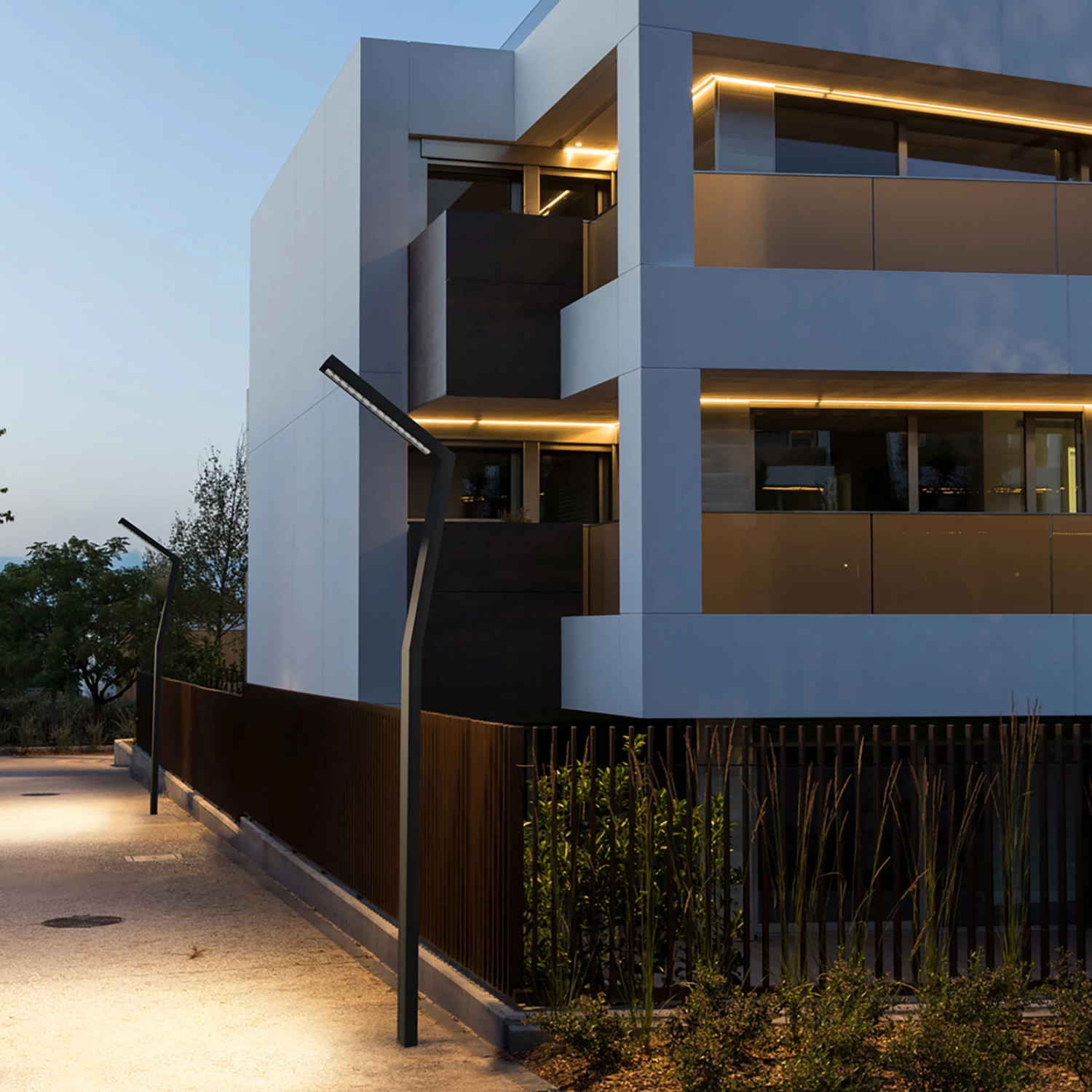 LEDS-C4 Zigzag LED-Mastleuchte, 3000K, Höhe 365 Cm – Bild 2