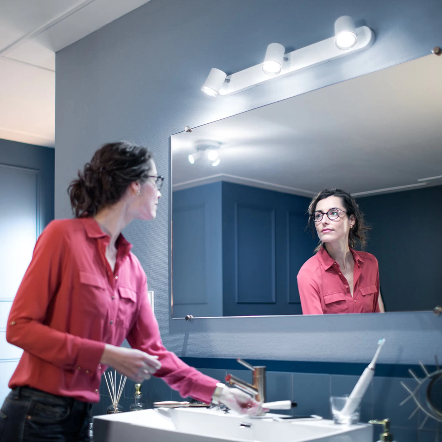 Philips Hue White Ambiance Adore LED-Spot 3-flg. – Bild 2