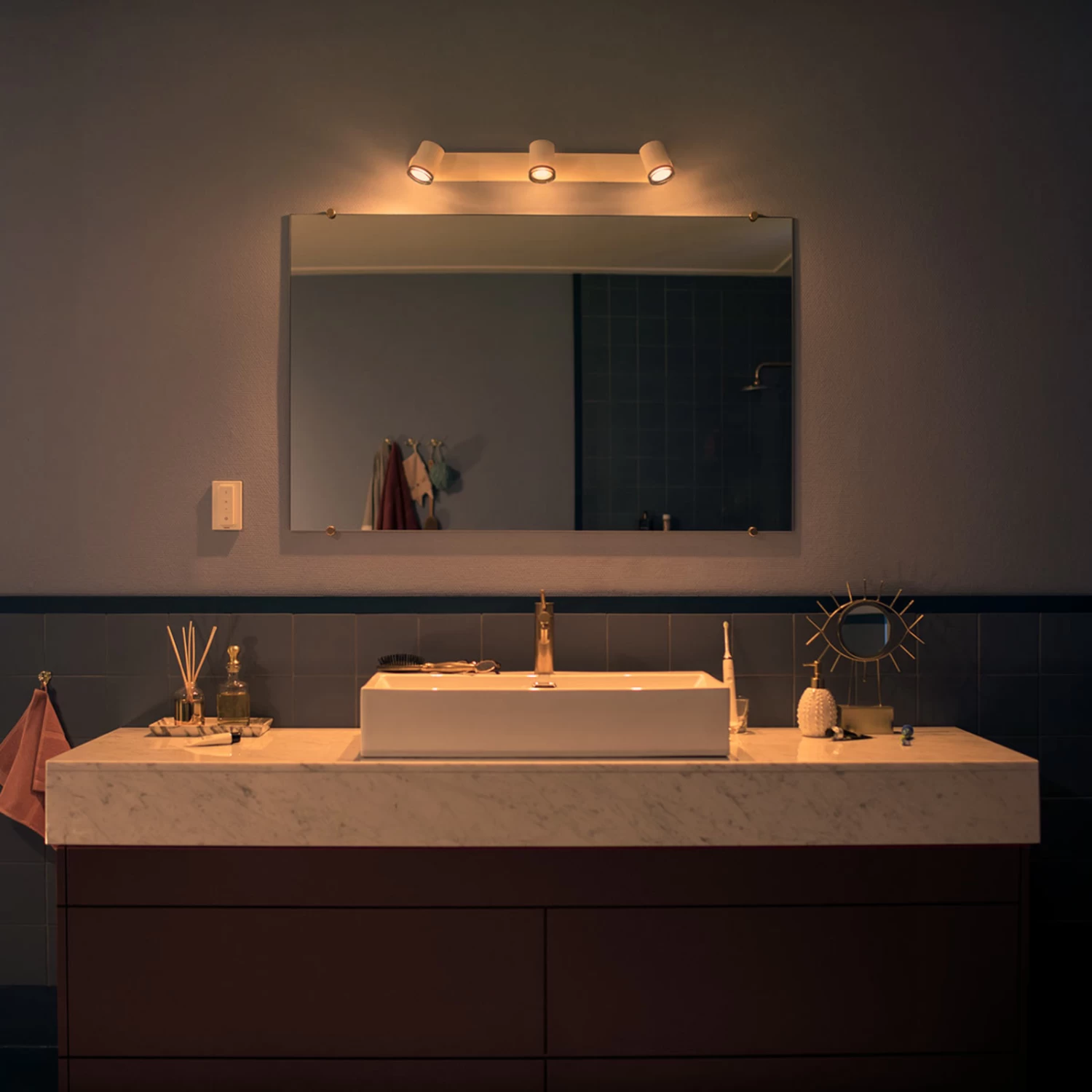 Philips Hue White Ambiance Adore LED-Spot 3-flg. – Bild 3