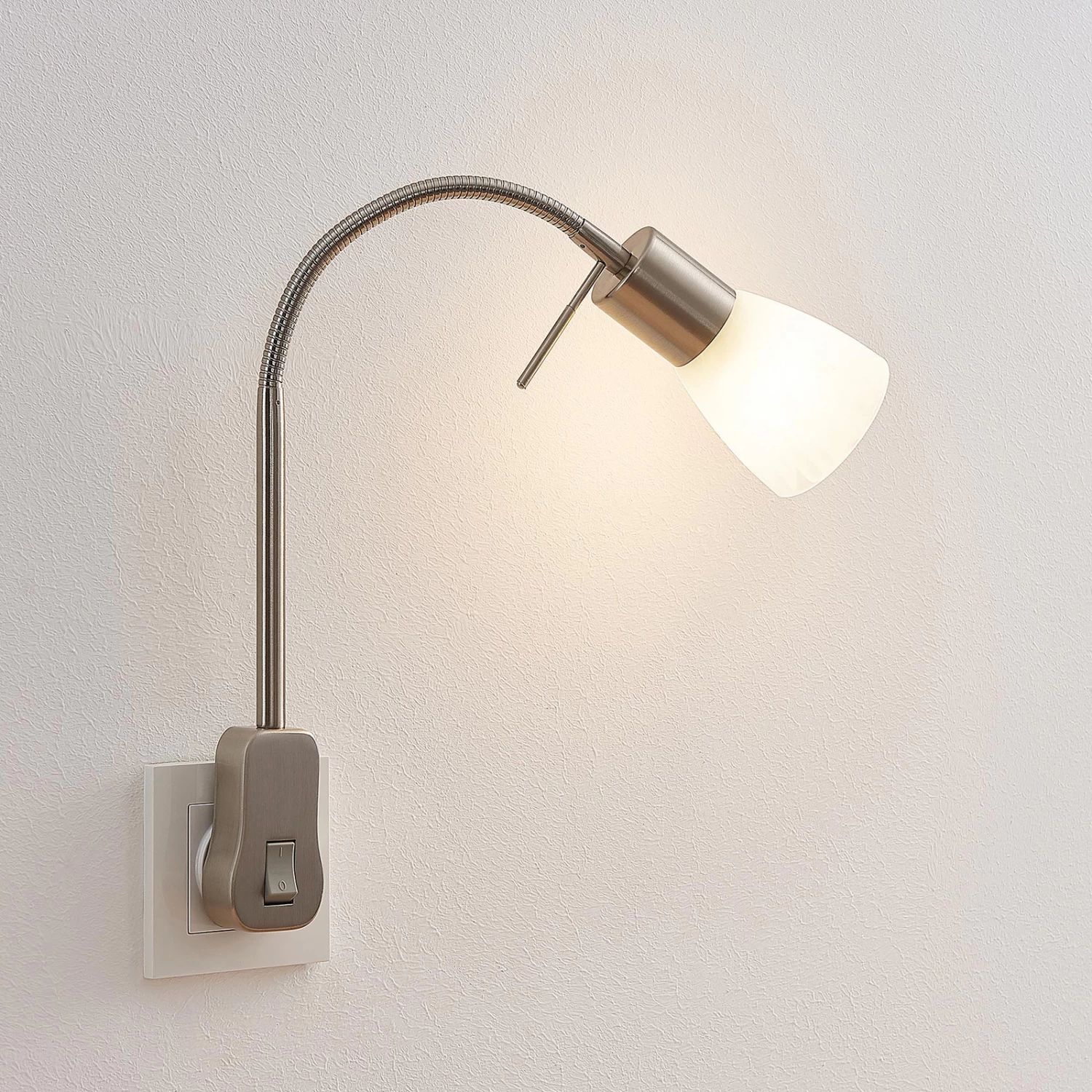 Lindby Nevyana Steckdosenlampe, Flexarm, Schalter – Bild 6