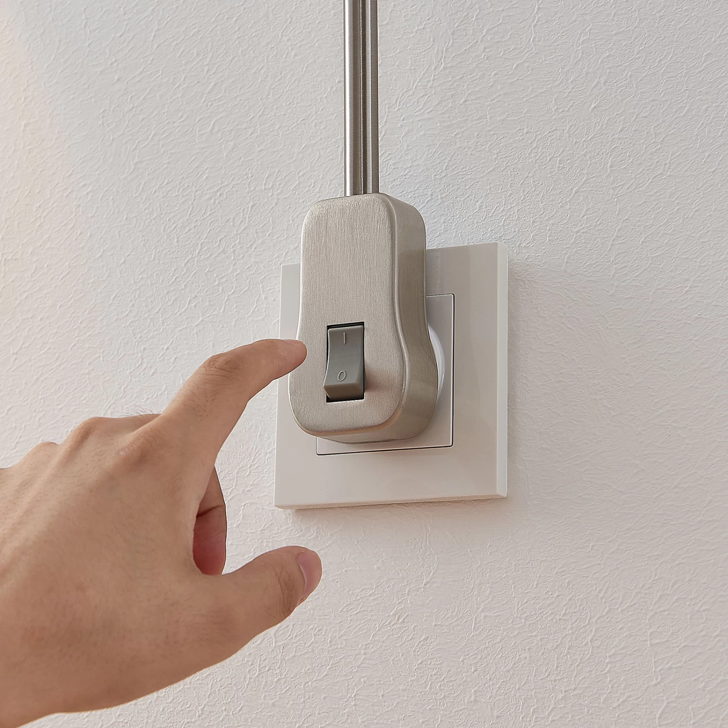 Lindby Nevyana Steckdosenlampe, Flexarm, Schalter – Bild 8