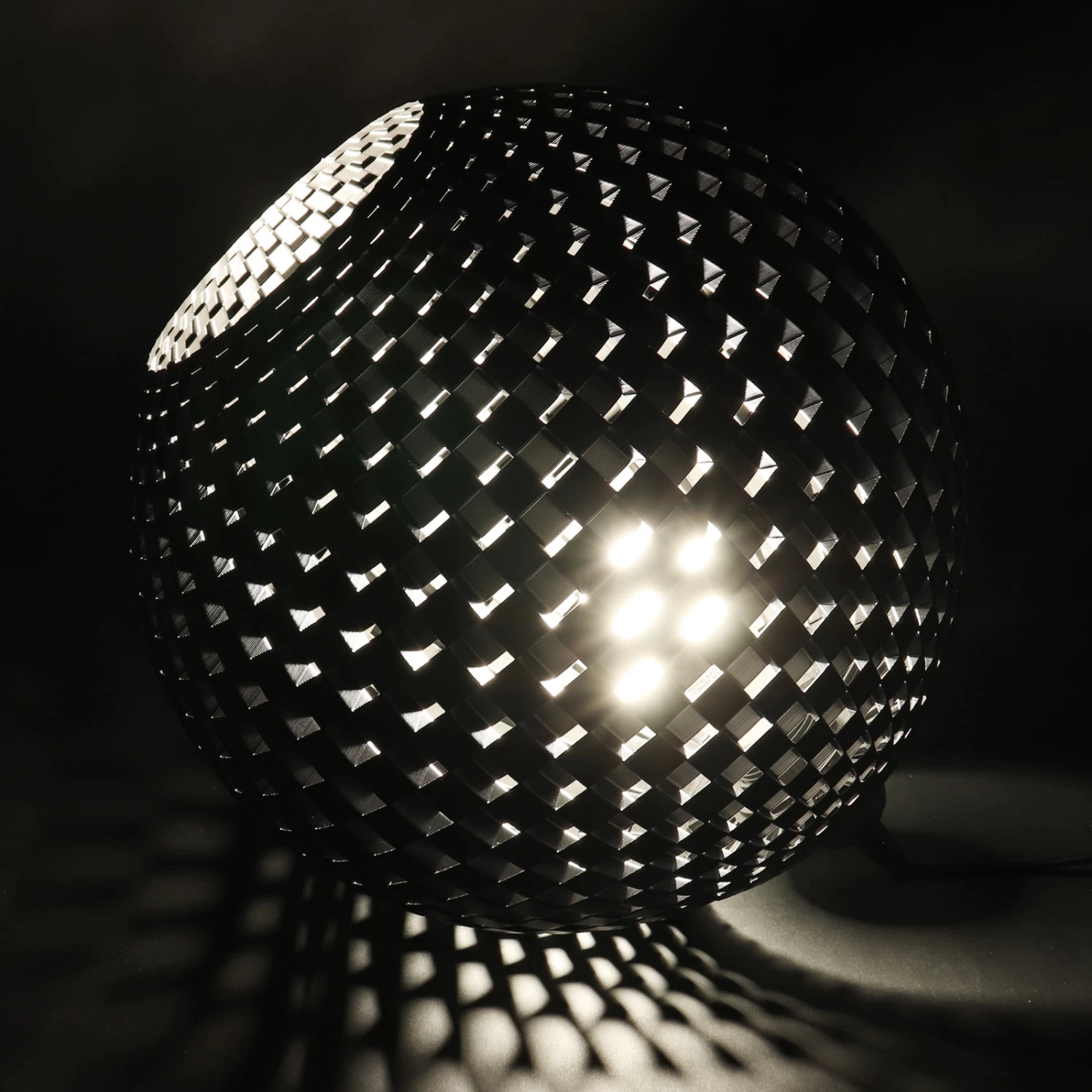 Tischleuchte Flechtwerk, Kugel Liegend, Graphit – Bild 2