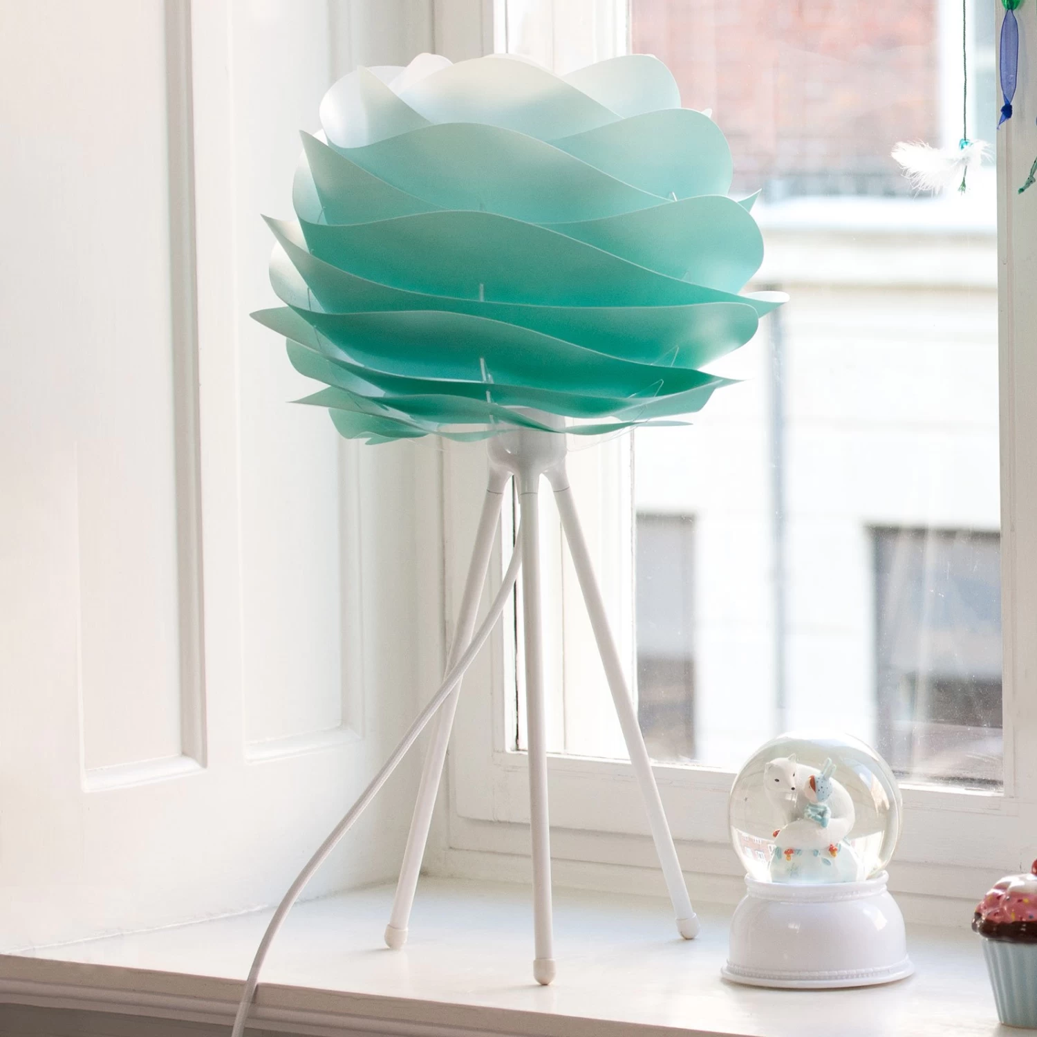 UMAGE Carmina Mini Tischleuchte Türkis/Tripod Weiß