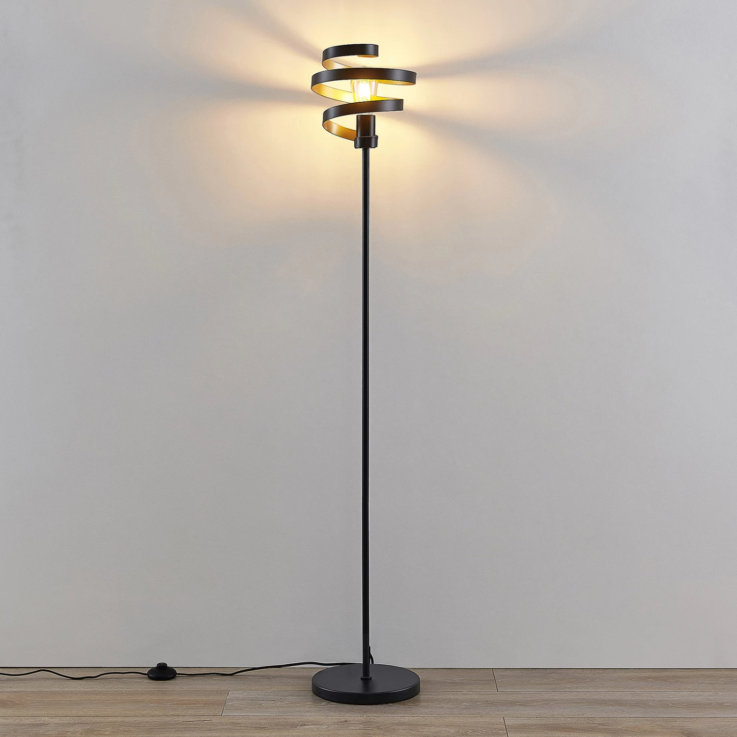 Lindby Colten Stehleuchte, Spirale, Schwarz, Gold – Bild 5