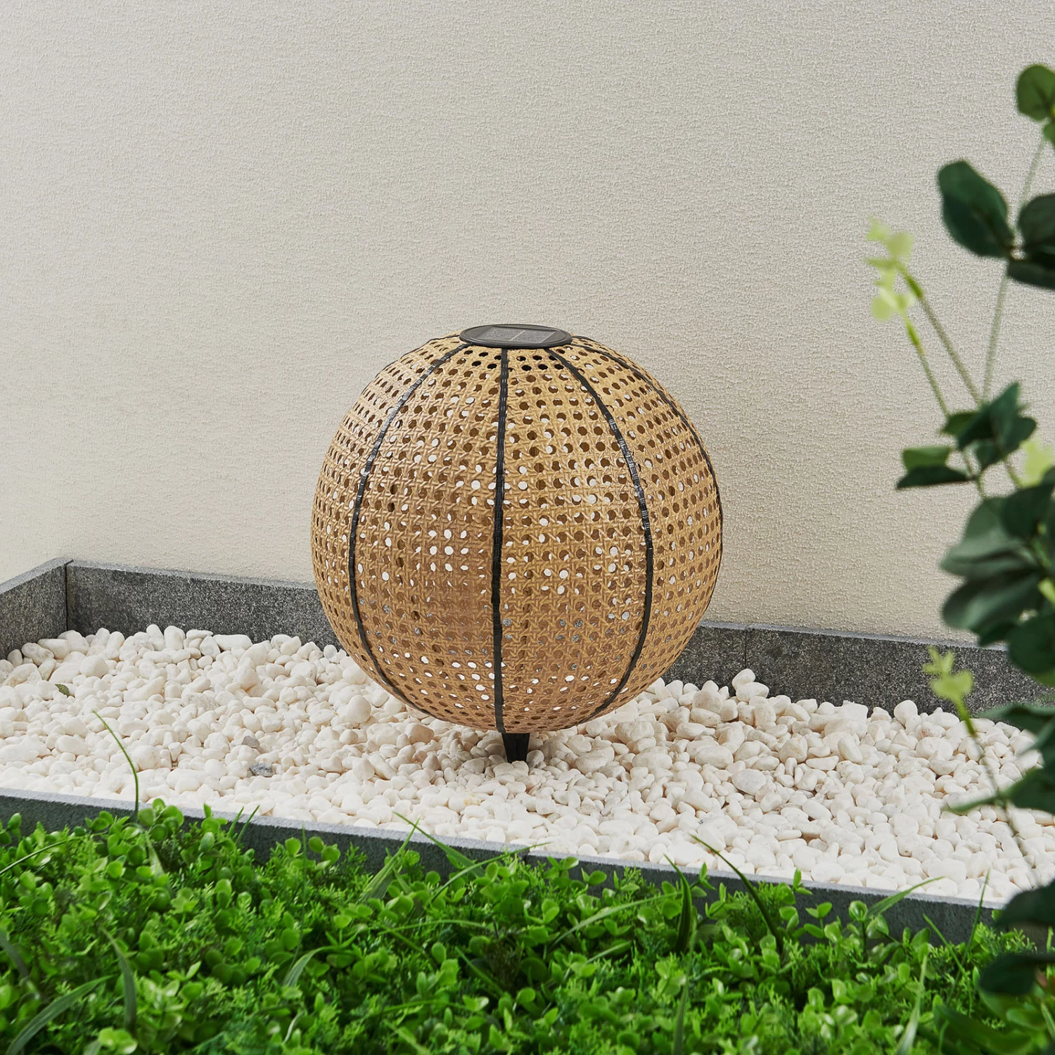 Lindby Lemark LED-Solarleuchte, Kugel, Erdspieß – Bild 2